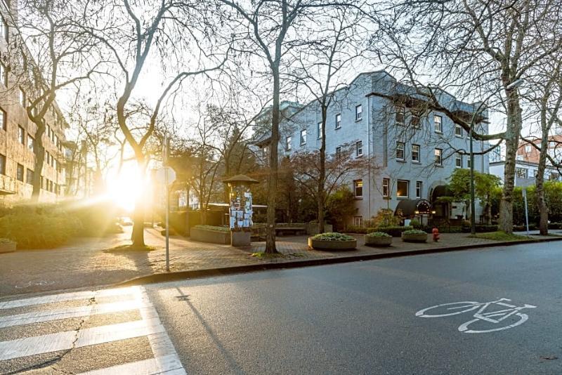 The Buchan Hotel Vancouver Exterior photo